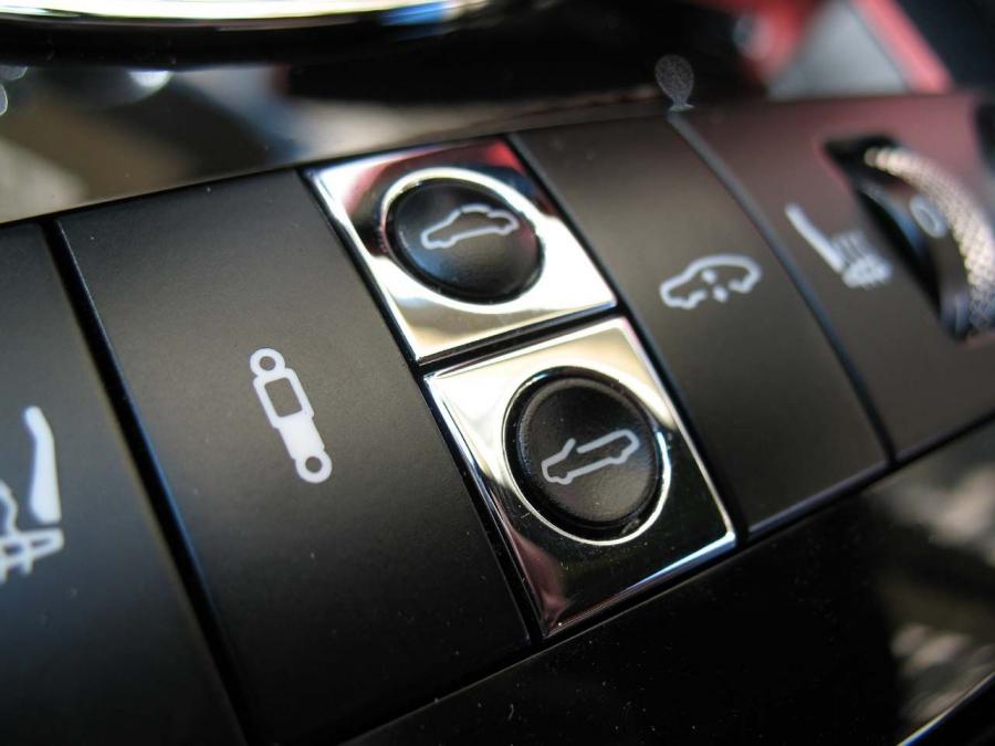 Детали интерьера Bentley Continental GTC 2007 года  (фото 12 из 51)
